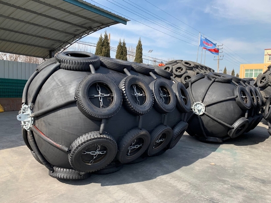 เครื่องเลื่อนยางพนมแบบโยโกฮาม่าสีดํามืออาชีพ 0.5m-4.5m สําหรับท่าเรือ