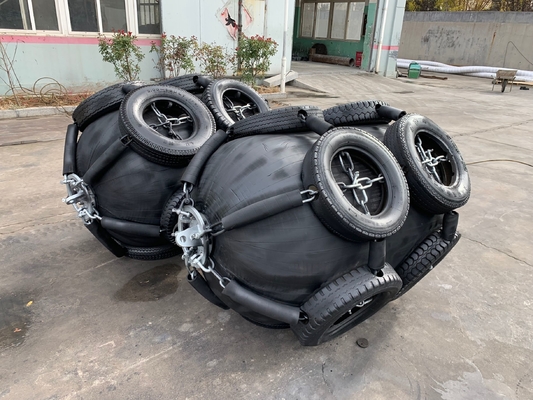 เครื่องเลื่อนยางพนมแบบโยโกฮาม่าสีดํามืออาชีพ 0.5m-4.5m สําหรับท่าเรือ