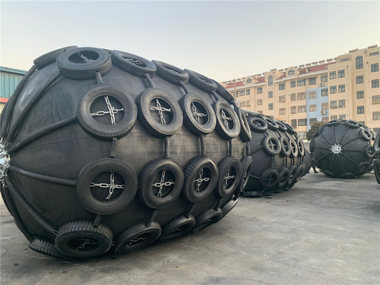 สีดํา Pneumatic Marine Fenders 3.3 * 6.5m สําหรับการทํางานที่ยั่งยืน