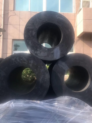 การติดตั้งพับกระบอกยาง Fender 10-1000kg ความยาว 1000-5000mm สามารถปรับปรุงได้สําหรับการใช้งานท่าเรือและท่าเรือ