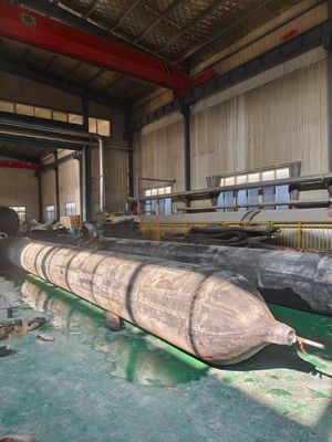 กระเป๋าอากาศสําหรับการปล่อยเรือ ความยาว 1.0m-35m แขนเดียว/สองแขน 10-1000 ตัน ความจุหนักสําหรับอุตสาหกรรมการสร้างเรือ