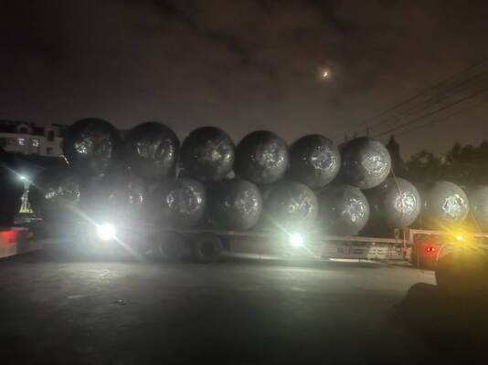 ยางเปาโพลียูเรเทน PU Marine Fender มีความยืดหยุ่นที่ดีและทนทานต่อความเครียดของสิ่งแวดล้อมทางทะเล