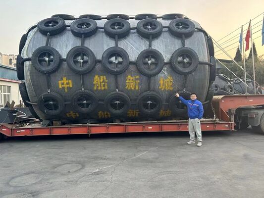 บังโคลนโฟมเติมระยะเวลา 24 เดือน D3.0m X L5.0m การยุบตัว 60 เปอร์เซ็นต์ โซลูชันการป้องกันท่าเรือทางทะเลที่ทนทาน